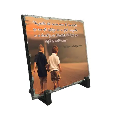 Un prieten este cineva care te cunoaste..., piatra ardezie personalizata, cu mesaj model, pa105